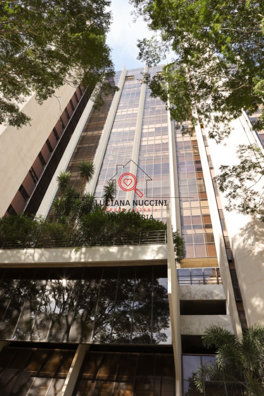 Conjunto comercial de luxo no Brooklin Paulista, São Paulo-SP: 5 salas, 8 banheiros, 17 vagas de garagem, 888m². Venda ou locação!