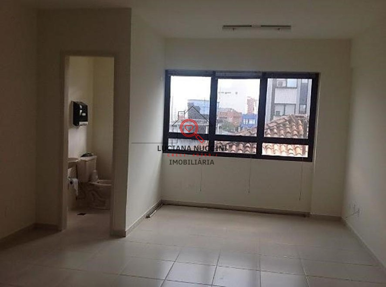 Conjunto Comercial à Venda em São Paulo-SP: Sala de 32m² com 2 Banheiros e Vaga de Garagem na Vila Mariana