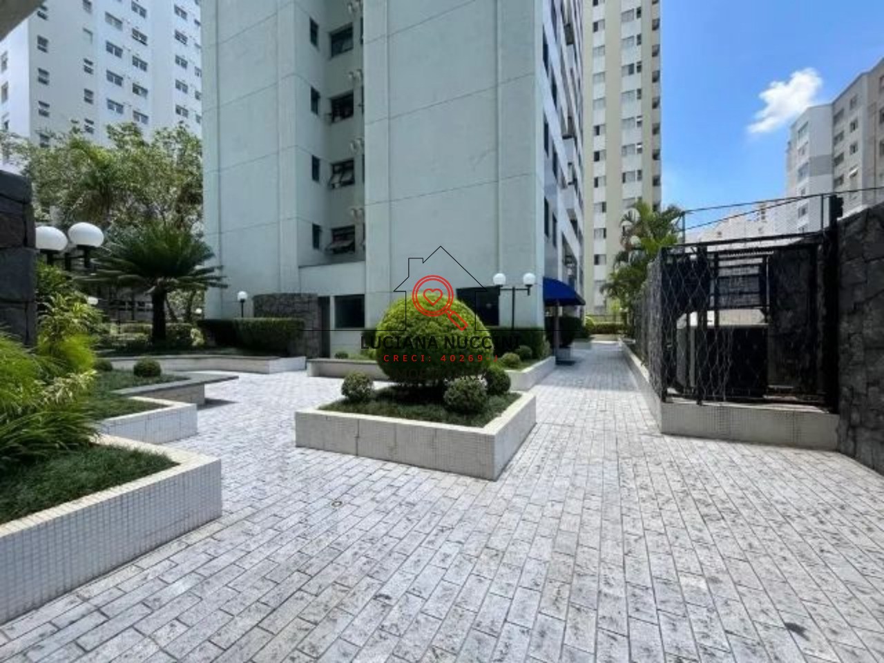 Apartamento à venda na Aclimação, São Paulo-SP, com 2 quartos, 2 banheiros, 2 vagas de garagem e 61,00 m² de área.