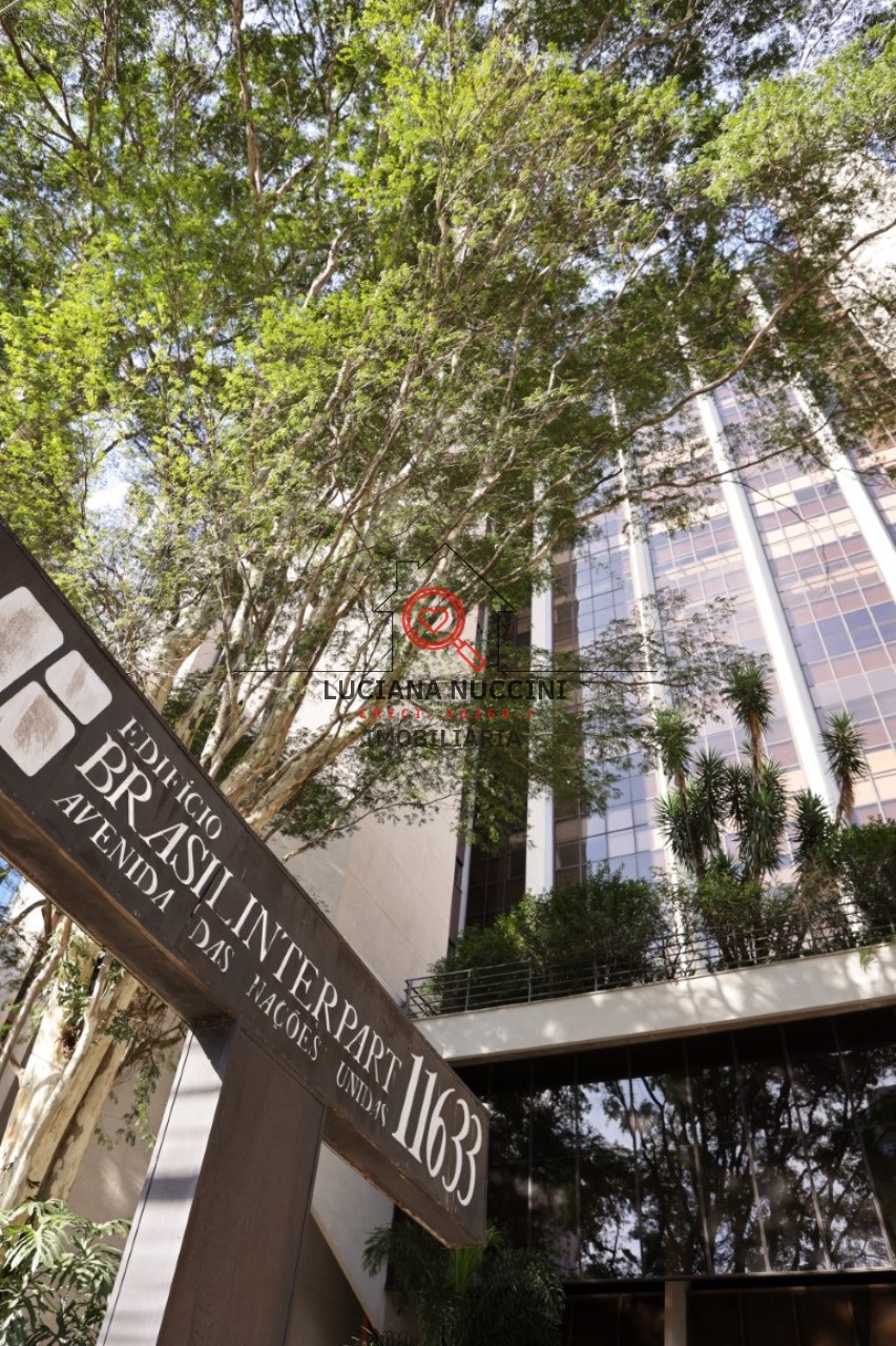 Conjunto comercial de luxo no Brooklin Paulista, São Paulo-SP: 5 salas, 8 banheiros, 17 vagas de garagem, 888m². Venda ou locação!