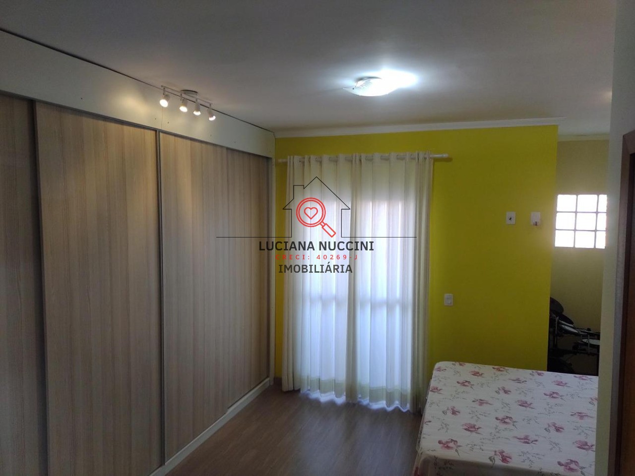 "Sobrado Espaçoso com 3 Quartos, Suíte com Hidromassagem, Cozinha Planejada e 4 Vagas de Carro: Luxo e Conforto em um Só Lugar