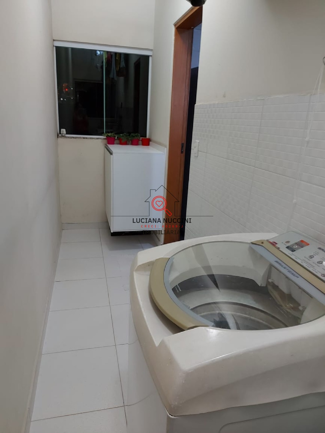 "Sobrado Espaçoso com 3 Quartos, Suíte com Hidromassagem, Cozinha Planejada e 4 Vagas de Carro: Luxo e Conforto em um Só Lugar