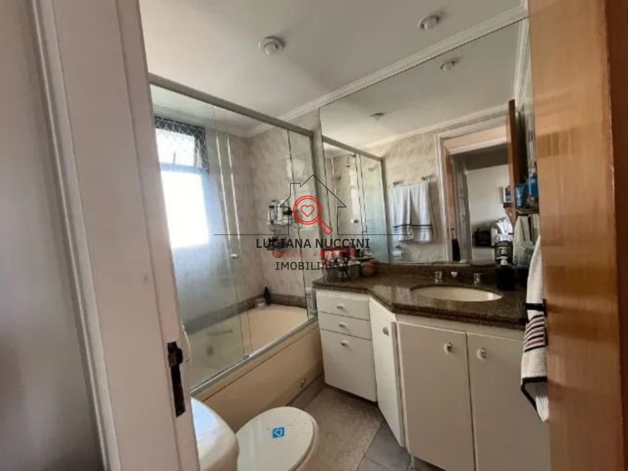 Apartamento à venda na Aclimação, São Paulo-SP, com 2 quartos, 2 banheiros, 2 vagas de garagem e 61,00 m² de área.