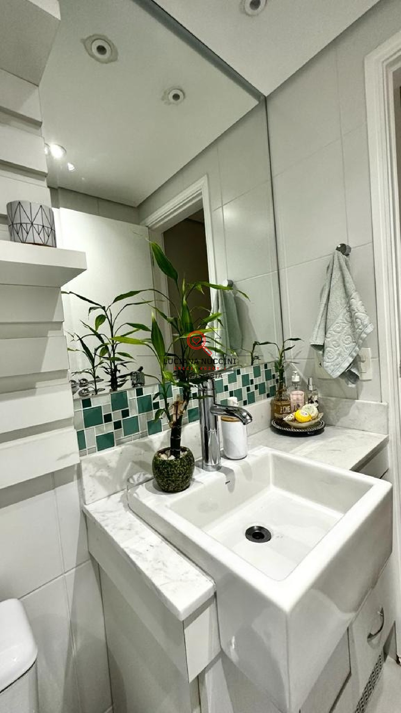 3 quartos, sendo 1 suíte e 1 adaptado para closet/escritório. Reformado recentemente, tudo está em perfeito estado.