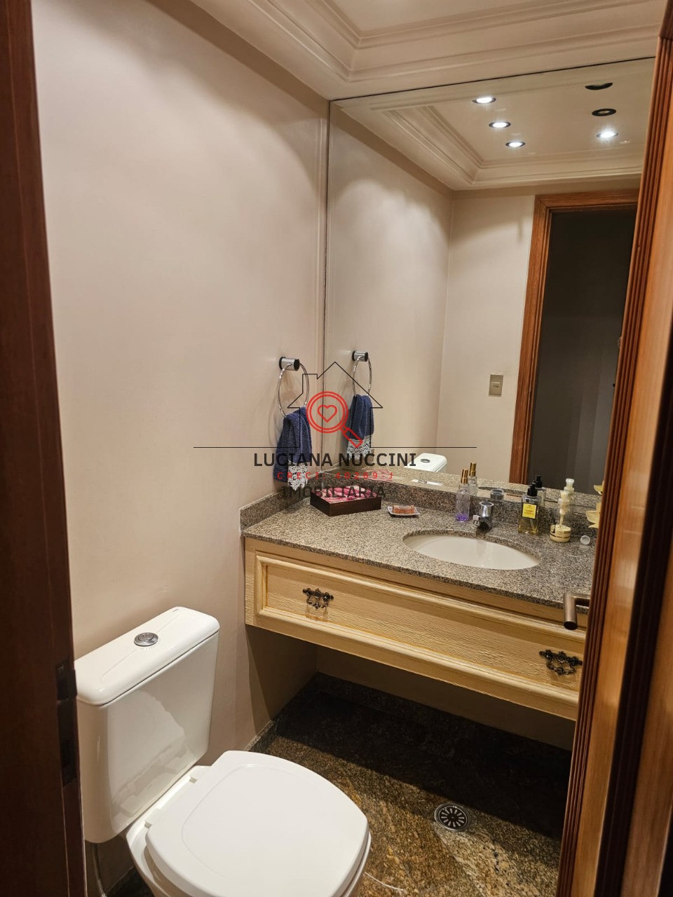 Apartamento à venda em Indianópolis, São Paulo-SP: 4 vagas de garagem e 200m² de área.