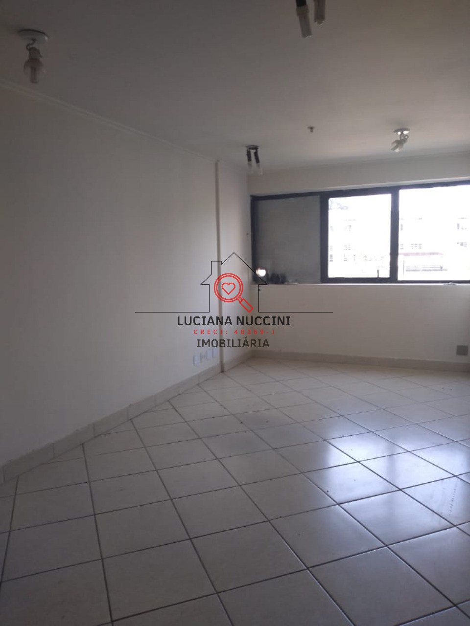 Conjunto comercial de alto padrão para locação na Vila Mariana, São Paulo-SP: 2 salas, 2 banheiros, 1 vaga, 30m²!
