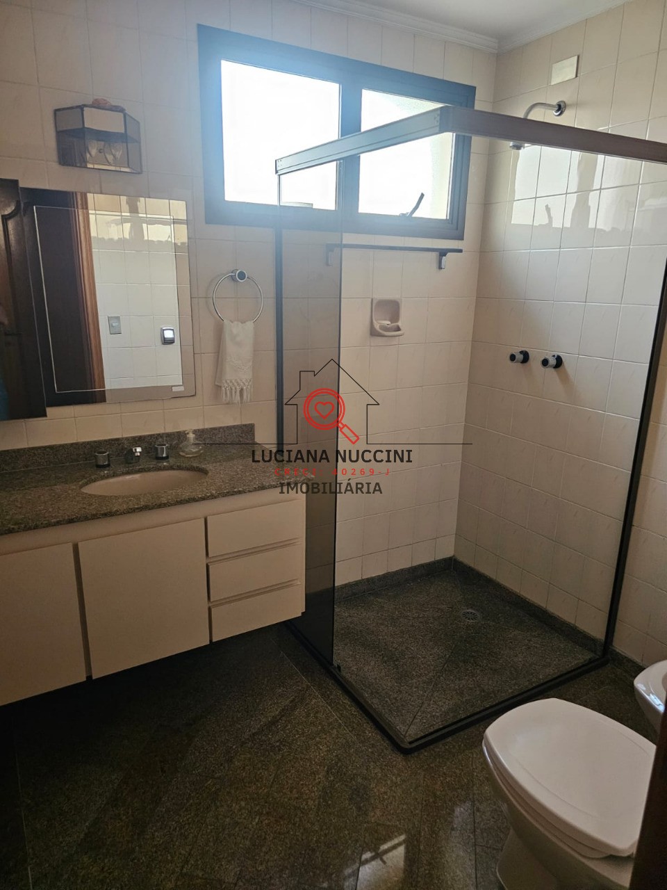 Apartamento à venda em Indianópolis, São Paulo-SP: 4 vagas de garagem e 200m² de área.