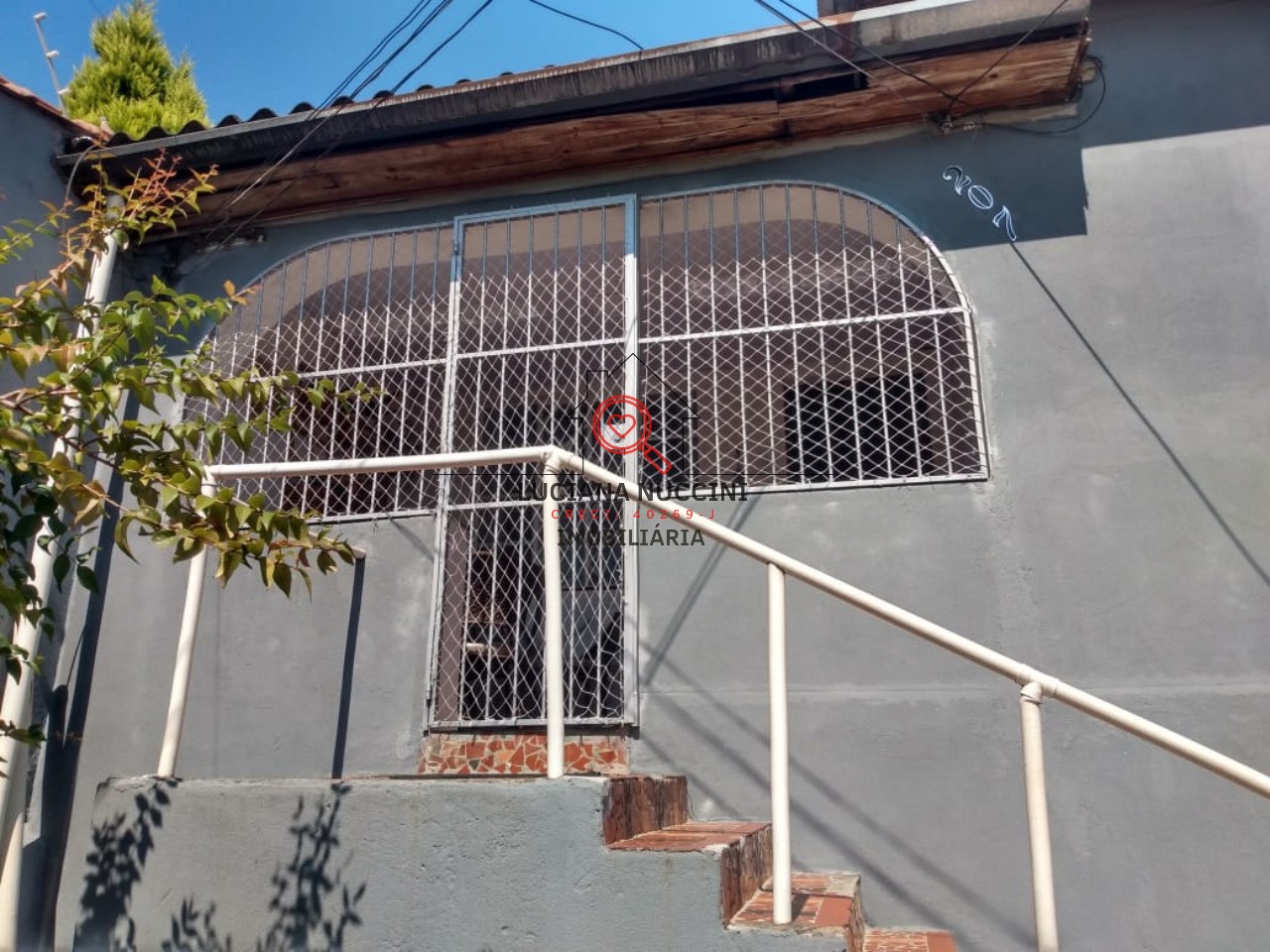 Casa Humilde à Venda com Sala Ampla, 2 Dormitórios, 1 Banheiro e 1 Vaga de Carro - Próxima a Escolas e Praça