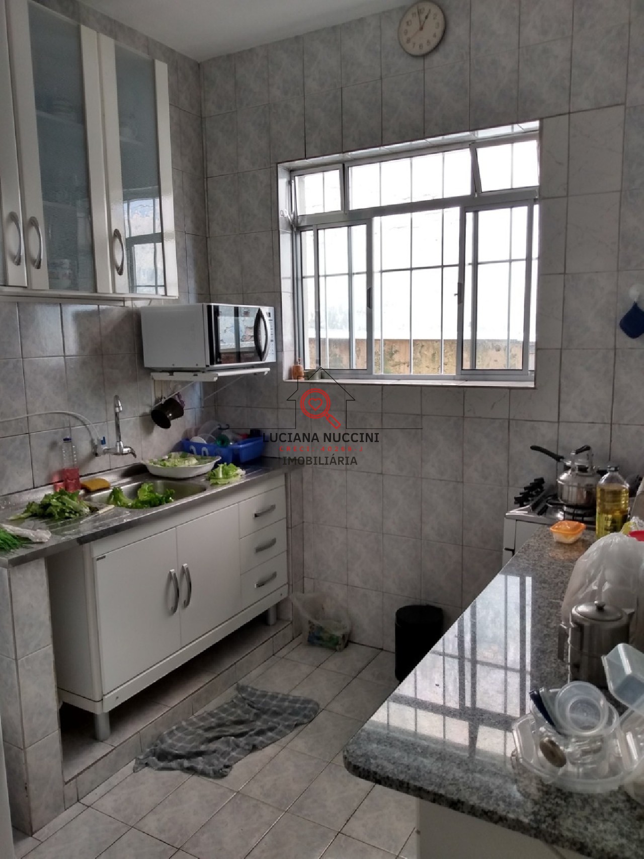 Casa Humilde à Venda com Sala Ampla, 2 Dormitórios, 1 Banheiro e 1 Vaga de Carro - Próxima a Escolas e Praça