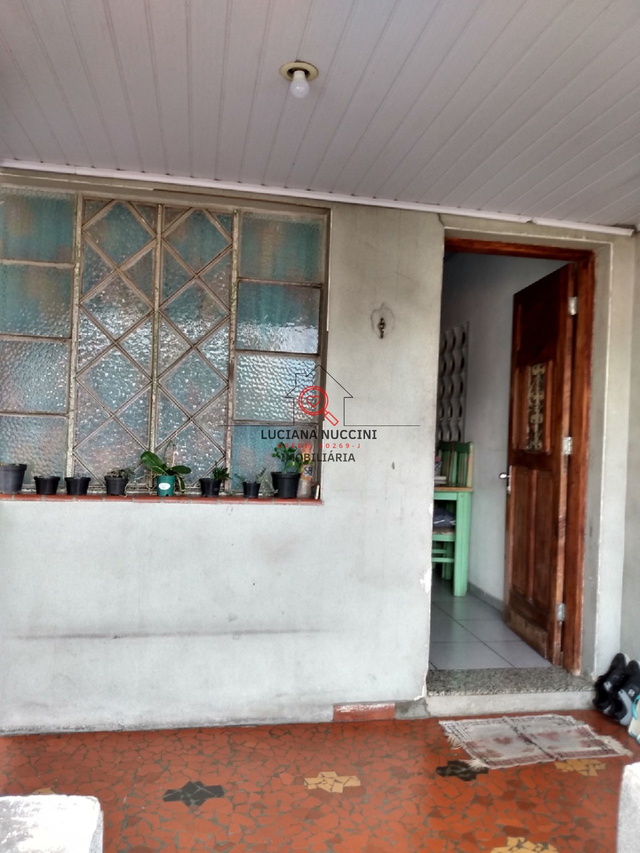 Casa Humilde à Venda com Sala Ampla, 2 Dormitórios, 1 Banheiro e 1 Vaga de Carro - Próxima a Escolas e Praça