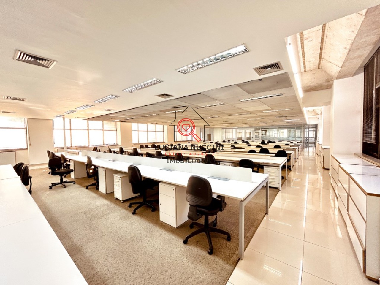 Conjunto comercial de luxo no Brooklin Paulista, São Paulo-SP: 5 salas, 8 banheiros, 17 vagas de garagem, 888m². Venda ou locação!