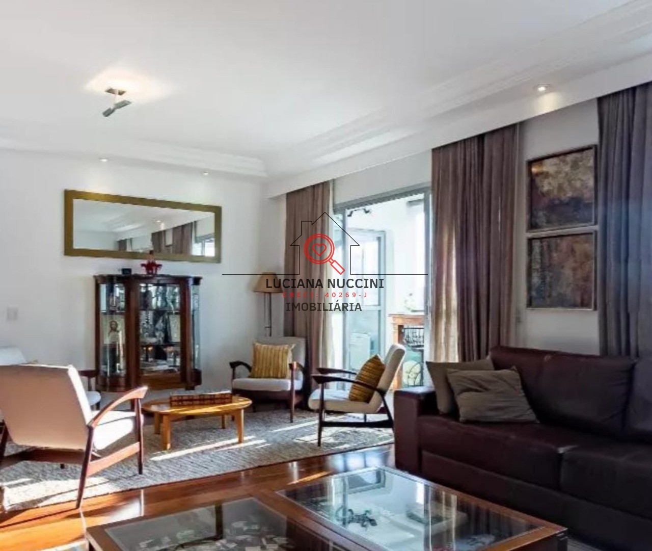 Apartamento à venda em Moema - SP: 4 quartos, 3 suítes, 4 vagas e 240m² de área! Venha conferir!
