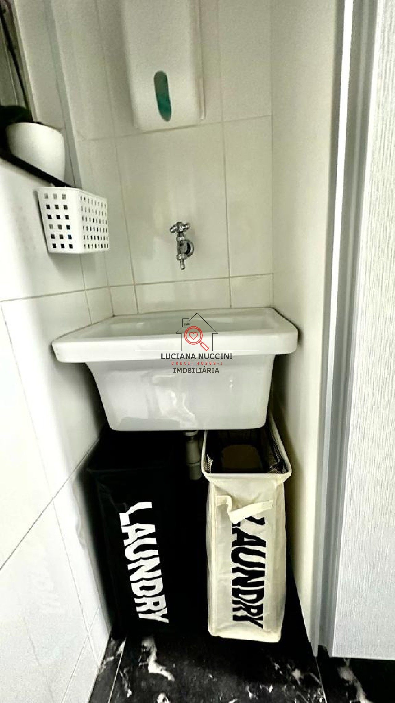 3 quartos, sendo 1 suíte e 1 adaptado para closet/escritório. Reformado recentemente, tudo está em perfeito estado.