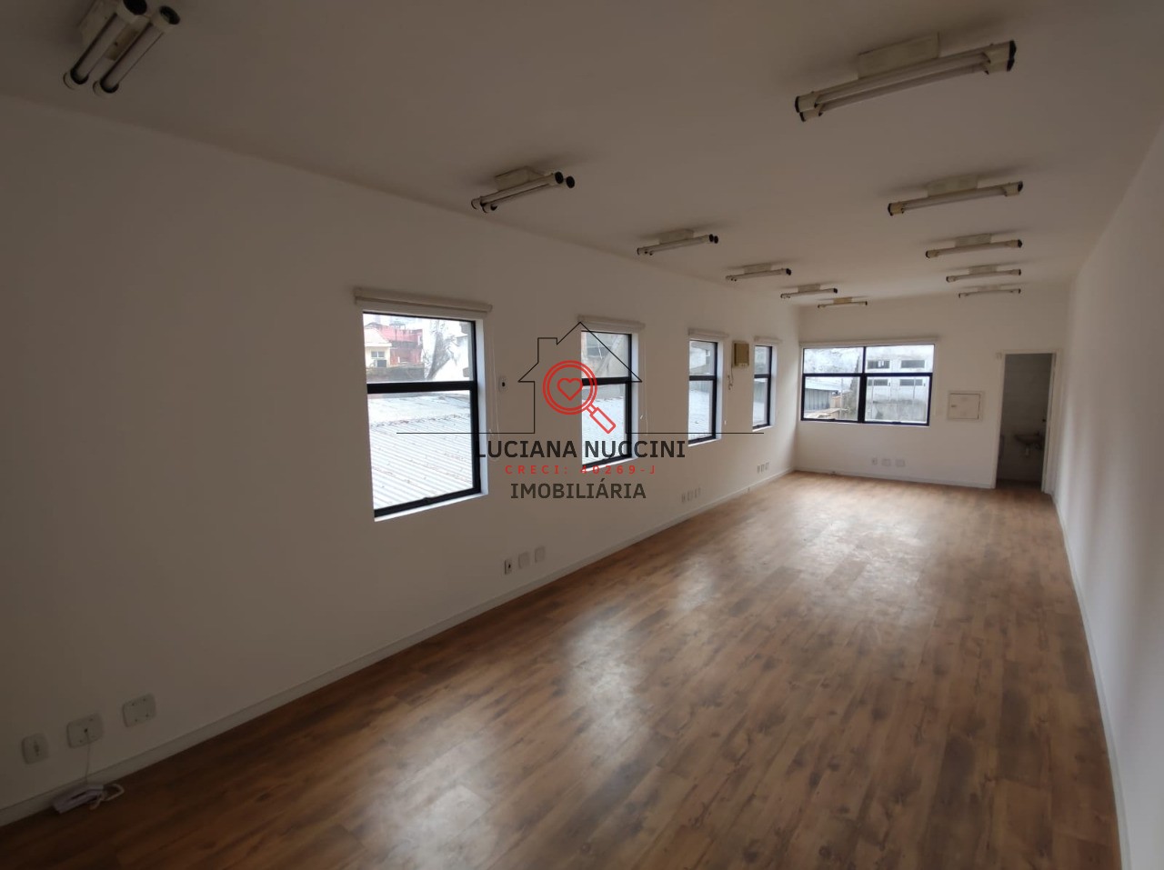 Conjunto comercial de alto padrão na Vila Mariana, São Paulo-SP: 2 banheiros, 2 vagas de garagem, 48m². Alugue já!