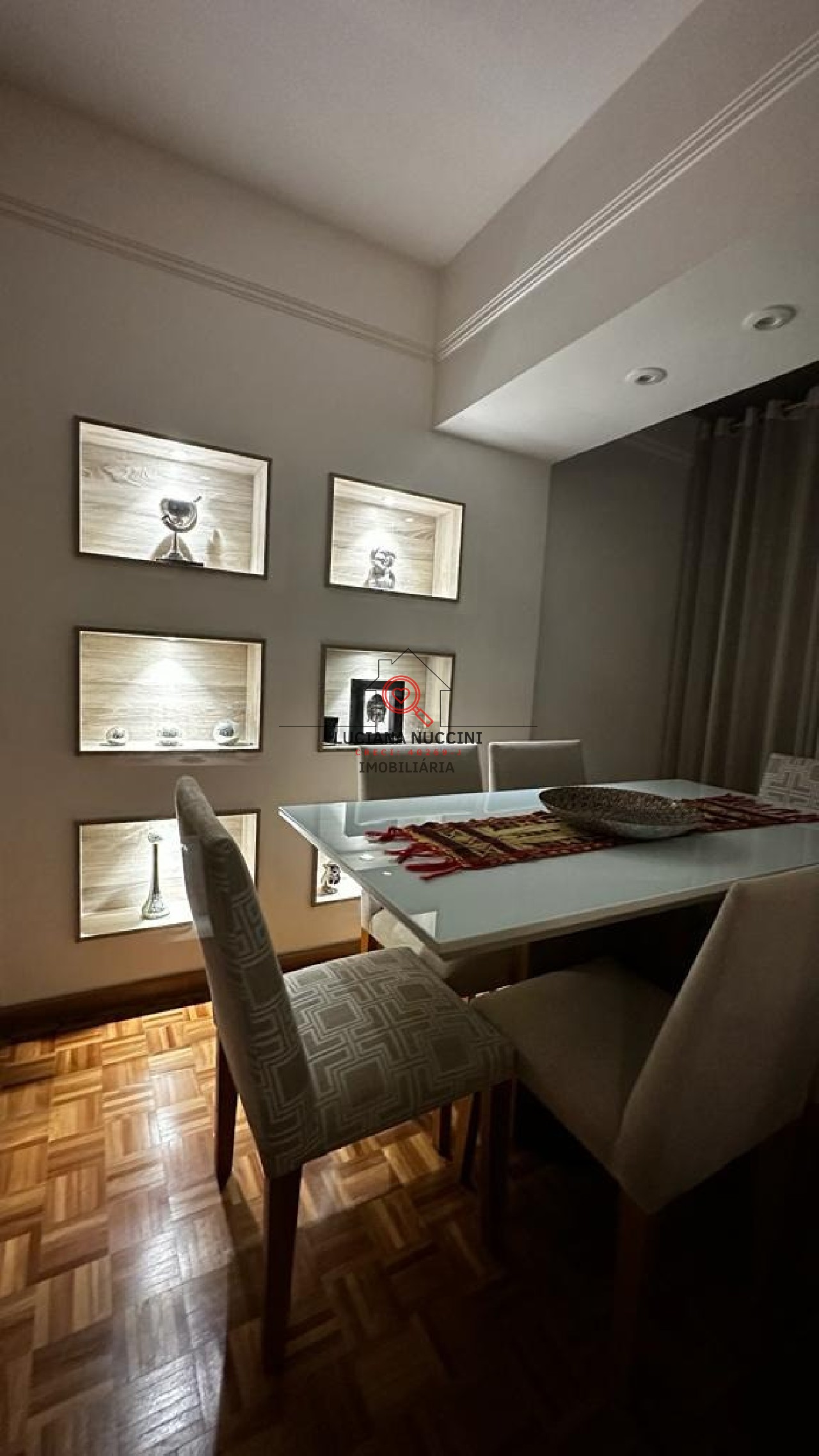 3 quartos, sendo 1 suíte e 1 adaptado para closet/escritório. Reformado recentemente, tudo está em perfeito estado.