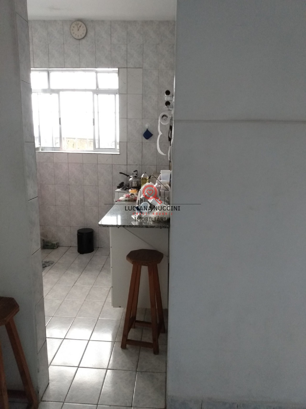 Casa Humilde à Venda com Sala Ampla, 2 Dormitórios, 1 Banheiro e 1 Vaga de Carro - Próxima a Escolas e Praça