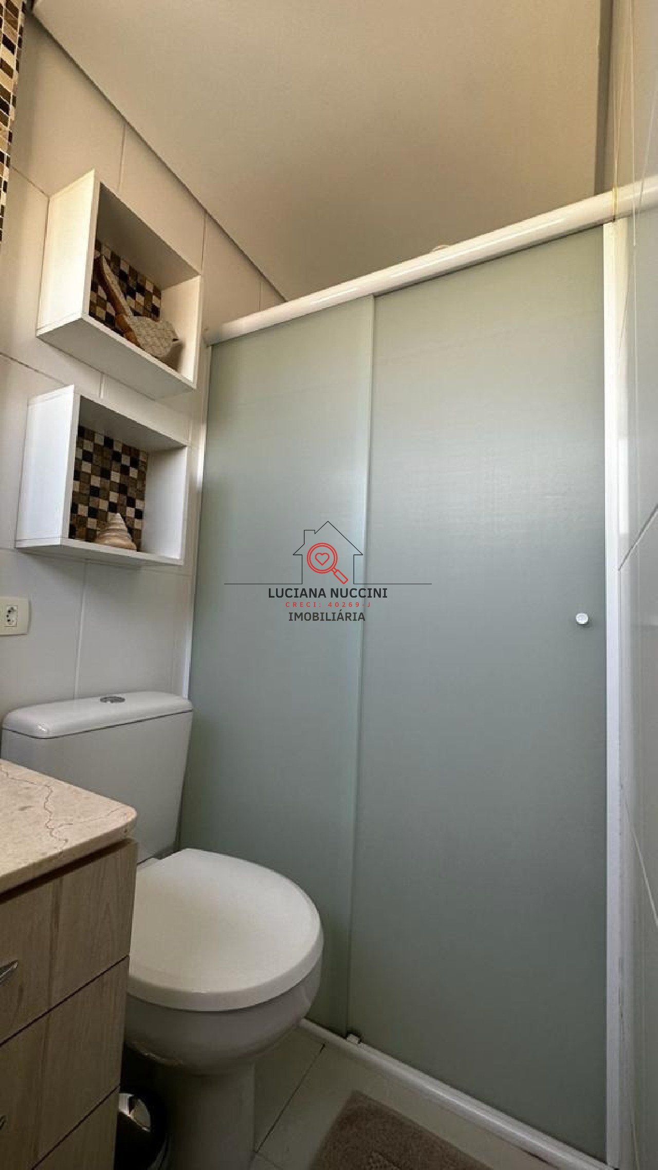 3 quartos, sendo 1 suíte e 1 adaptado para closet/escritório