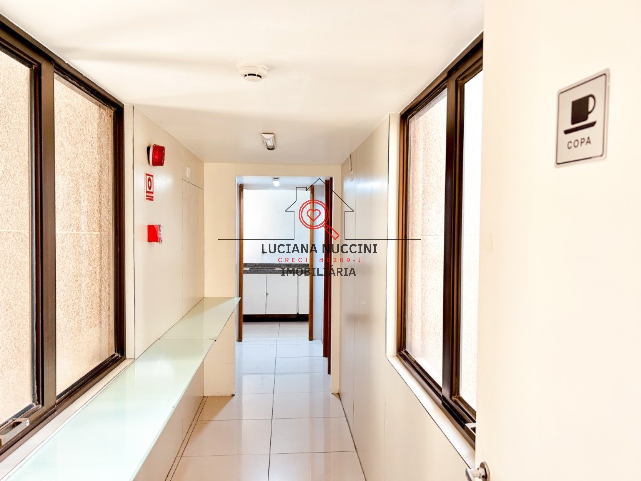 Conjunto comercial de luxo no Brooklin Paulista, São Paulo-SP: 5 salas, 8 banheiros, 17 vagas de garagem, 888m². Venda ou locação!