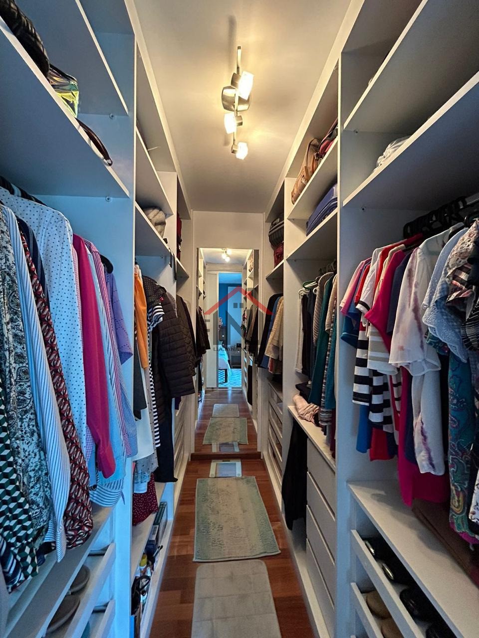 Venda de apartamento de luxo em Pinheiros, São Paulo-SP: 3 quartos, 1 suíte, 2 salas, 5 banheiros, 4 vagas de garagem, 130m².