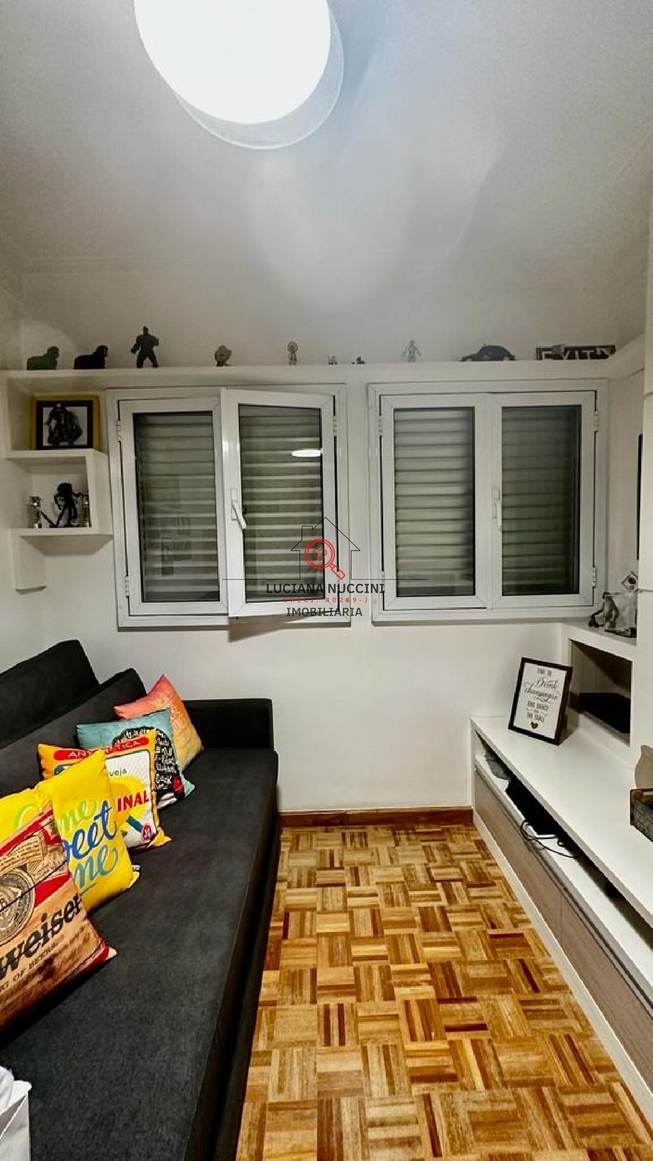 3 quartos, sendo 1 suíte e 1 adaptado para closet/escritório. Reformado recentemente, tudo está em perfeito estado.