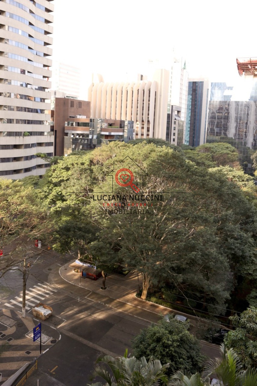 Conjunto comercial de luxo no Brooklin Paulista, São Paulo-SP: 5 salas, 8 banheiros, 17 vagas de garagem, 888m². Venda ou locação!