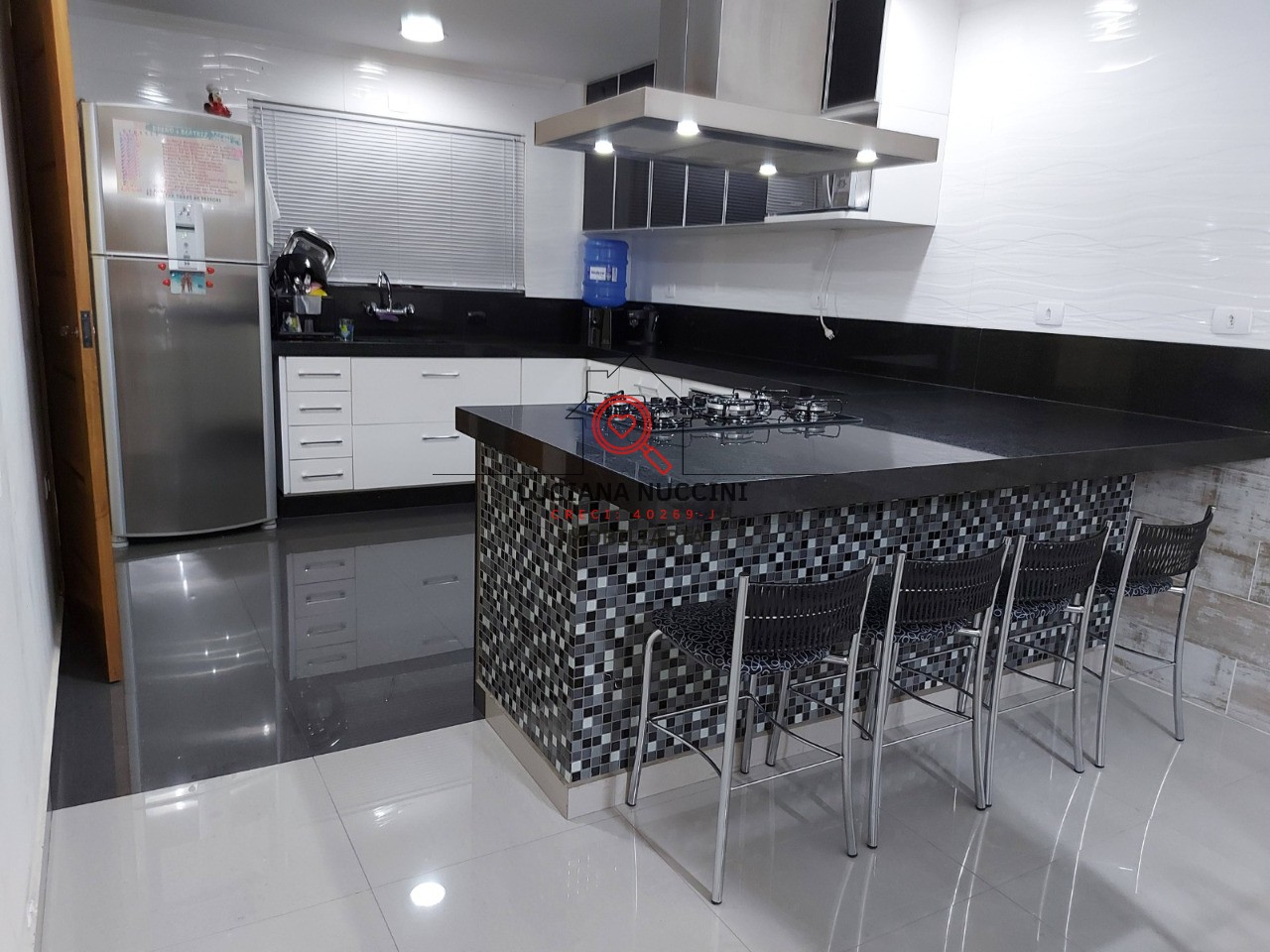 "Sobrado Espaçoso com 3 Quartos, Suíte com Hidromassagem, Cozinha Planejada e 4 Vagas de Carro: Luxo e Conforto em um Só Lugar