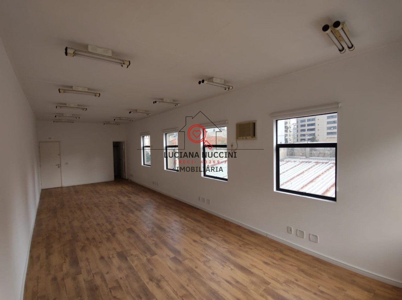 Conjunto comercial de alto padrão na Vila Mariana, São Paulo-SP: 2 banheiros, 2 vagas de garagem, 48m². Alugue já!