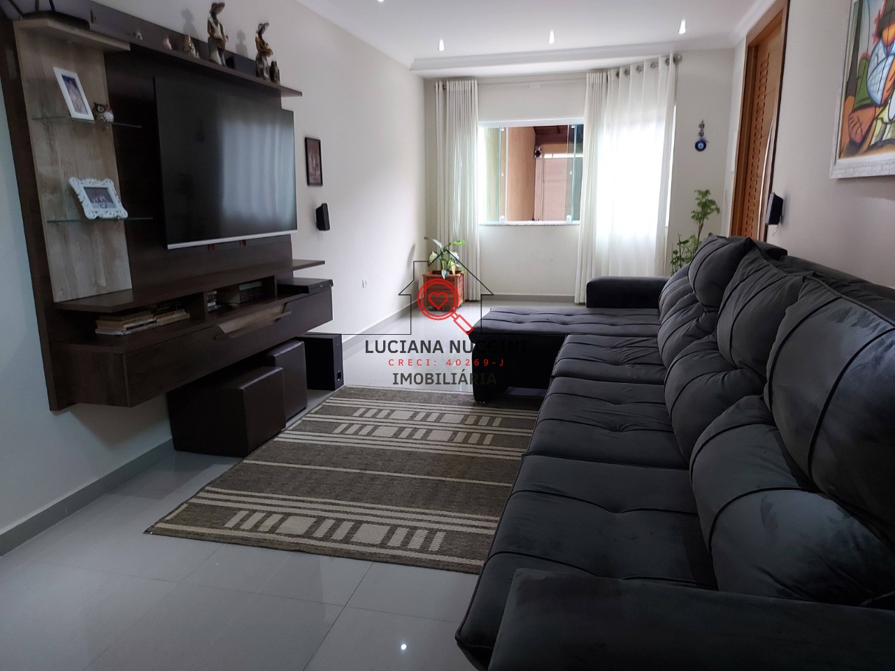 "Sobrado Espaçoso com 3 Quartos, Suíte com Hidromassagem, Cozinha Planejada e 4 Vagas de Carro: Luxo e Conforto em um Só Lugar