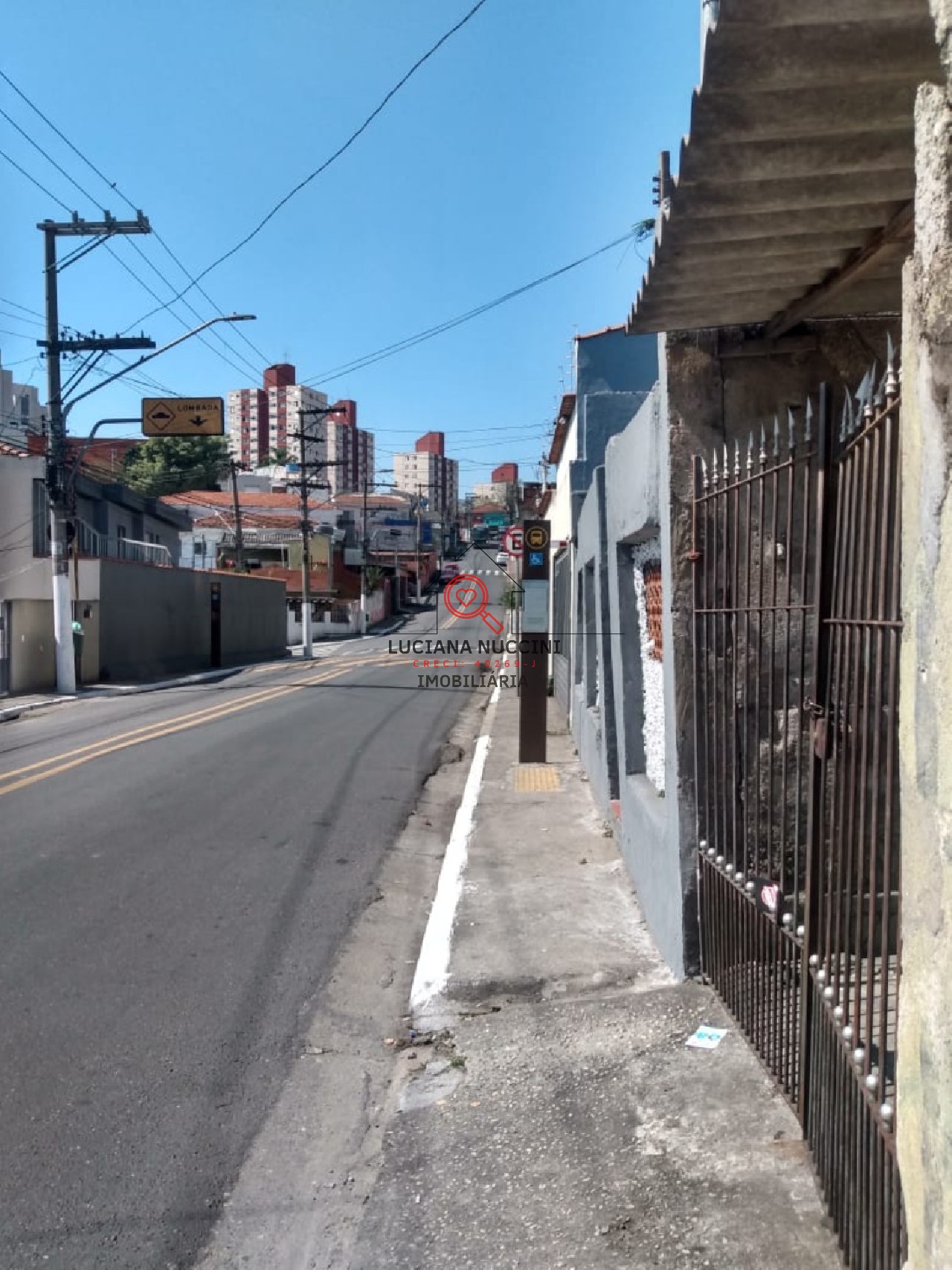 Casa Humilde à Venda com Sala Ampla, 2 Dormitórios, 1 Banheiro e 1 Vaga de Carro - Próxima a Escolas e Praça