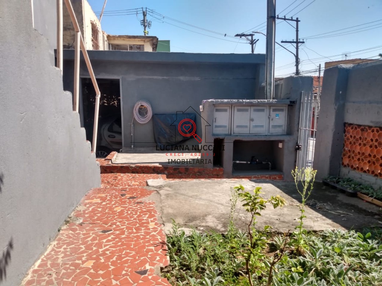 Casa Humilde à Venda com Sala Ampla, 2 Dormitórios, 1 Banheiro e 1 Vaga de Carro - Próxima a Escolas e Praça