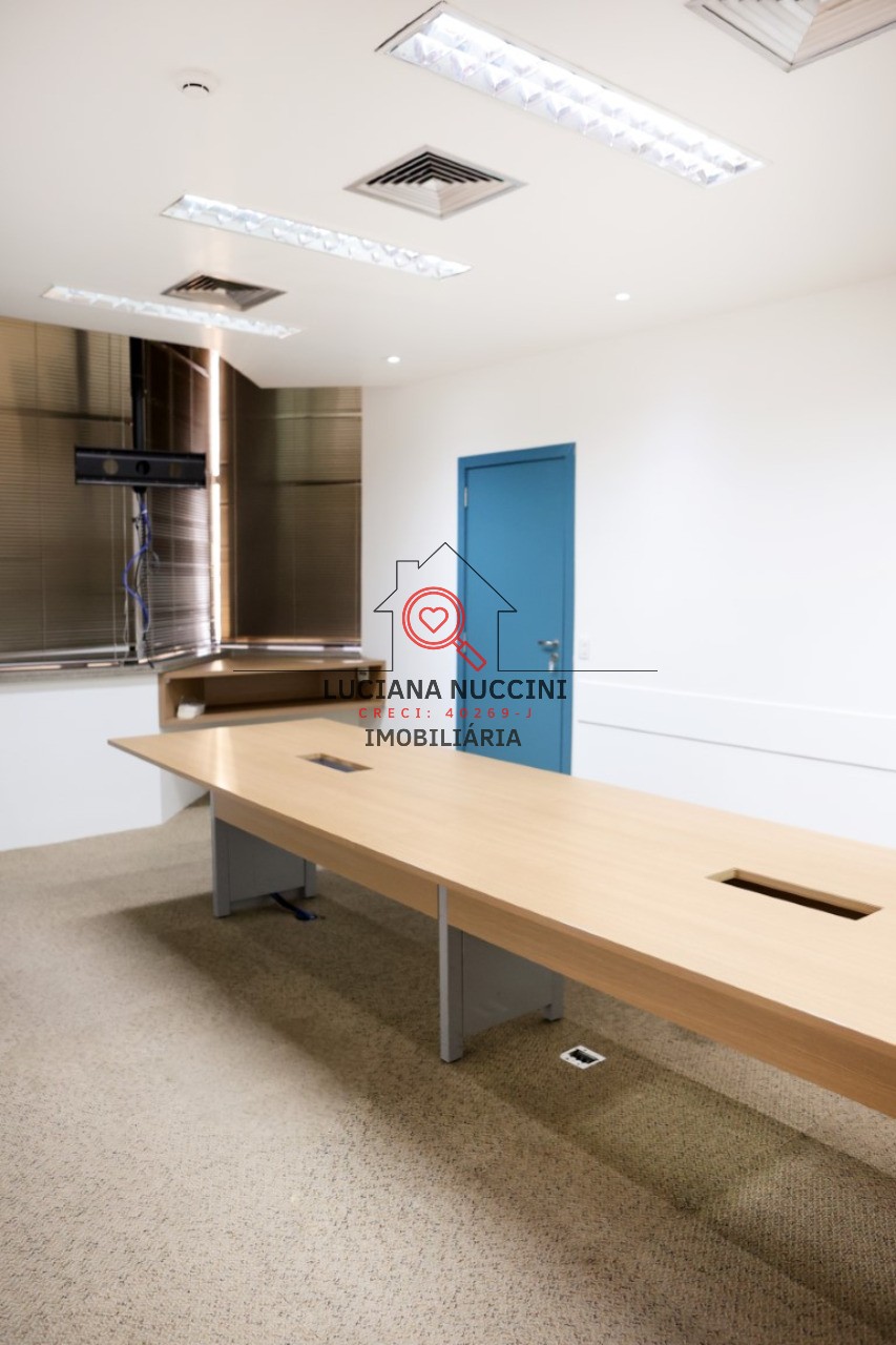 Conjunto comercial de luxo no Brooklin Paulista, São Paulo-SP: 5 salas, 8 banheiros, 17 vagas de garagem, 888m². Venda ou locação!