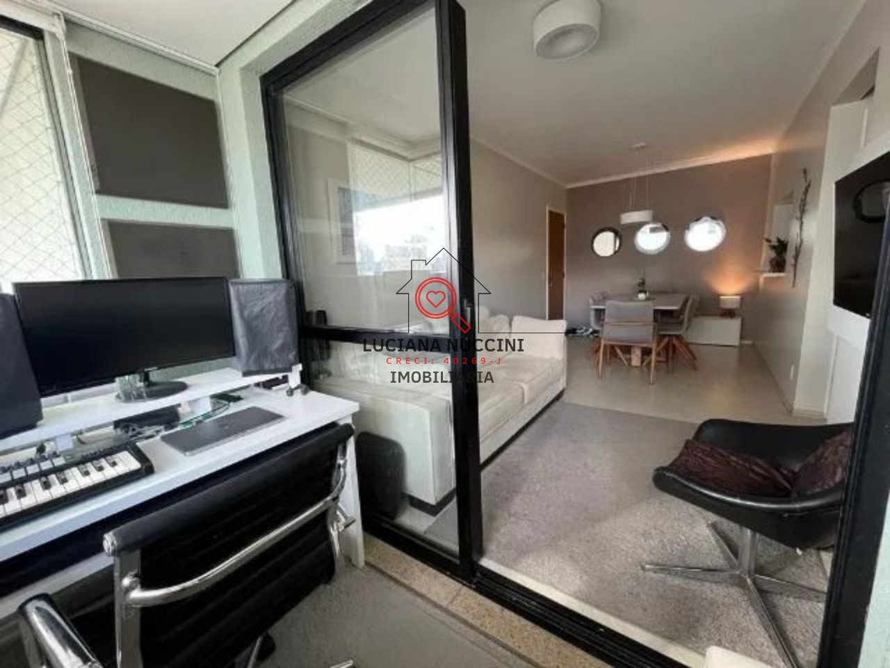 Apartamento à venda na Aclimação, São Paulo-SP, com 2 quartos, 2 banheiros, 2 vagas de garagem e 61,00 m² de área.