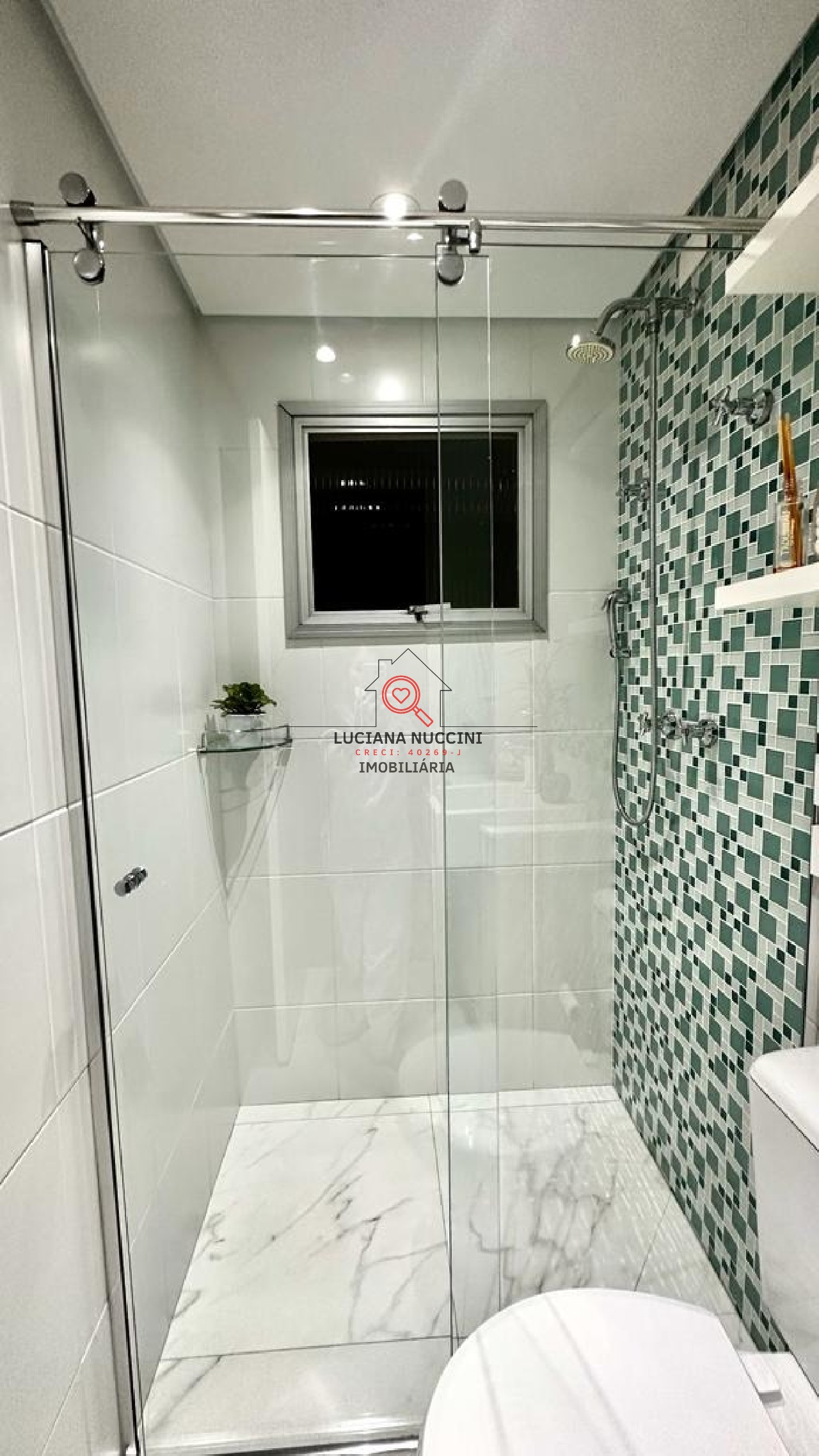 3 quartos, sendo 1 suíte e 1 adaptado para closet/escritório. Reformado recentemente, tudo está em perfeito estado.