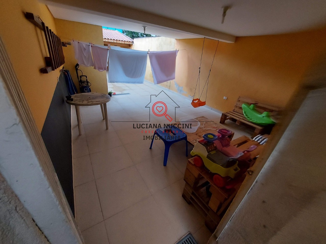 "Sobrado Espaçoso com 3 Quartos, Suíte com Hidromassagem, Cozinha Planejada e 4 Vagas de Carro: Luxo e Conforto em um Só Lugar