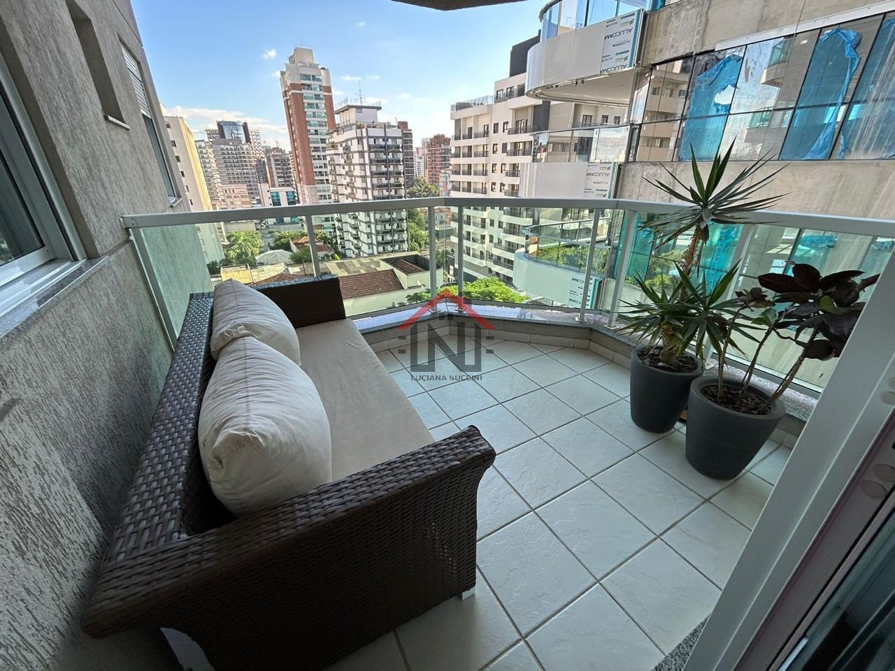 Venda de apartamento de luxo em Pinheiros, São Paulo-SP: 3 quartos, 1 suíte, 2 salas, 5 banheiros, 4 vagas de garagem, 130m².