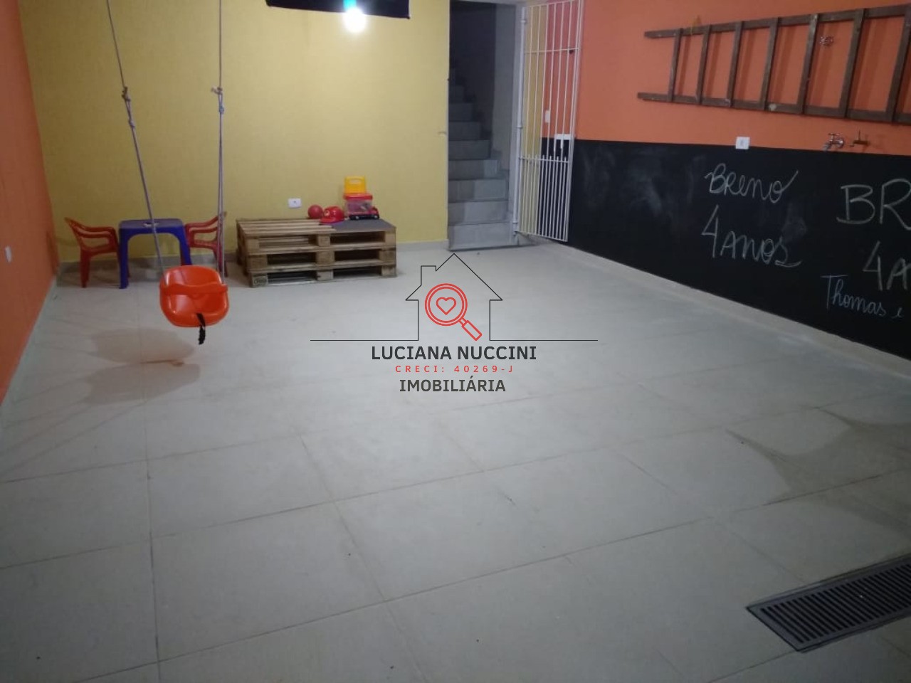 "Sobrado Espaçoso com 3 Quartos, Suíte com Hidromassagem, Cozinha Planejada e 4 Vagas de Carro: Luxo e Conforto em um Só Lugar