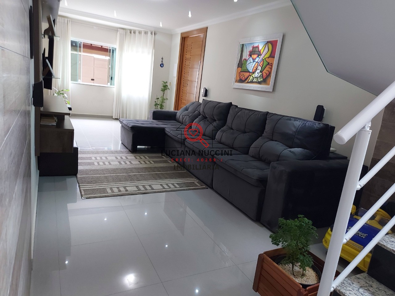 "Sobrado Espaçoso com 3 Quartos, Suíte com Hidromassagem, Cozinha Planejada e 4 Vagas de Carro: Luxo e Conforto em um Só Lugar