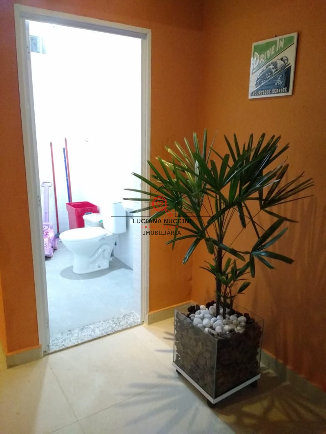 "Sobrado Espaçoso com 3 Quartos, Suíte com Hidromassagem, Cozinha Planejada e 4 Vagas de Carro: Luxo e Conforto em um Só Lugar