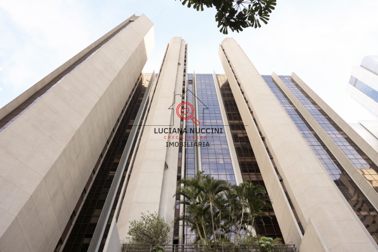 Conjunto comercial de luxo no Brooklin Paulista, São Paulo-SP: 5 salas, 8 banheiros, 17 vagas de garagem, 888m². Venda ou locação!