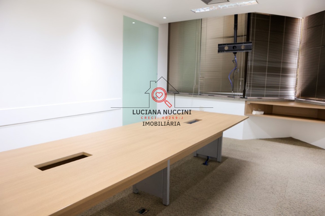 Conjunto comercial de luxo no Brooklin Paulista, São Paulo-SP: 5 salas, 8 banheiros, 17 vagas de garagem, 888m². Venda ou locação!