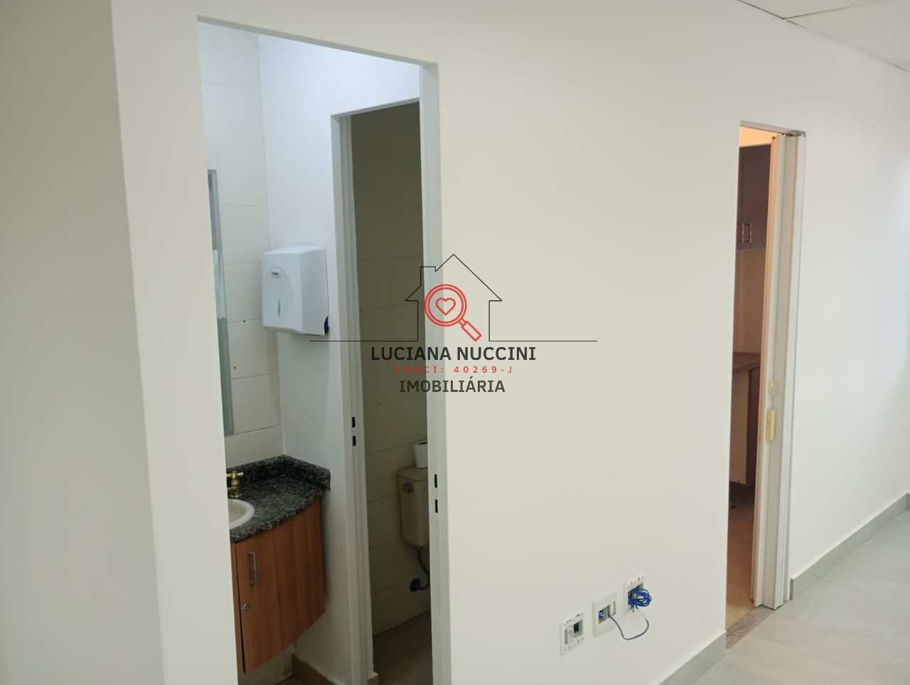 Conjunto Comercial à Venda ou Locação em Moema-SP: 1 Sala, 1 Banheiro, 1 Vaga de Garagem e 81,88 m² de Área.