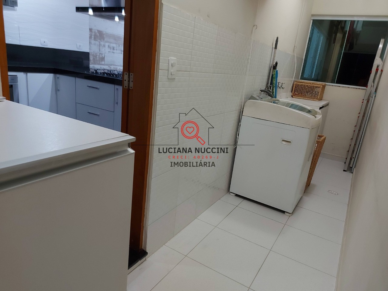 "Sobrado Espaçoso com 3 Quartos, Suíte com Hidromassagem, Cozinha Planejada e 4 Vagas de Carro: Luxo e Conforto em um Só Lugar
