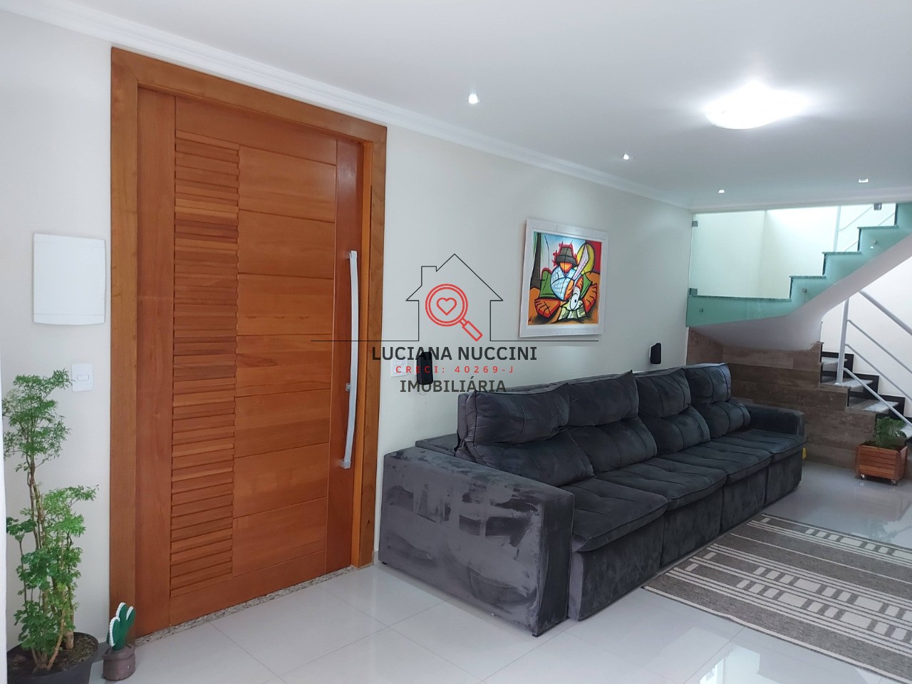 "Sobrado Espaçoso com 3 Quartos, Suíte com Hidromassagem, Cozinha Planejada e 4 Vagas de Carro: Luxo e Conforto em um Só Lugar