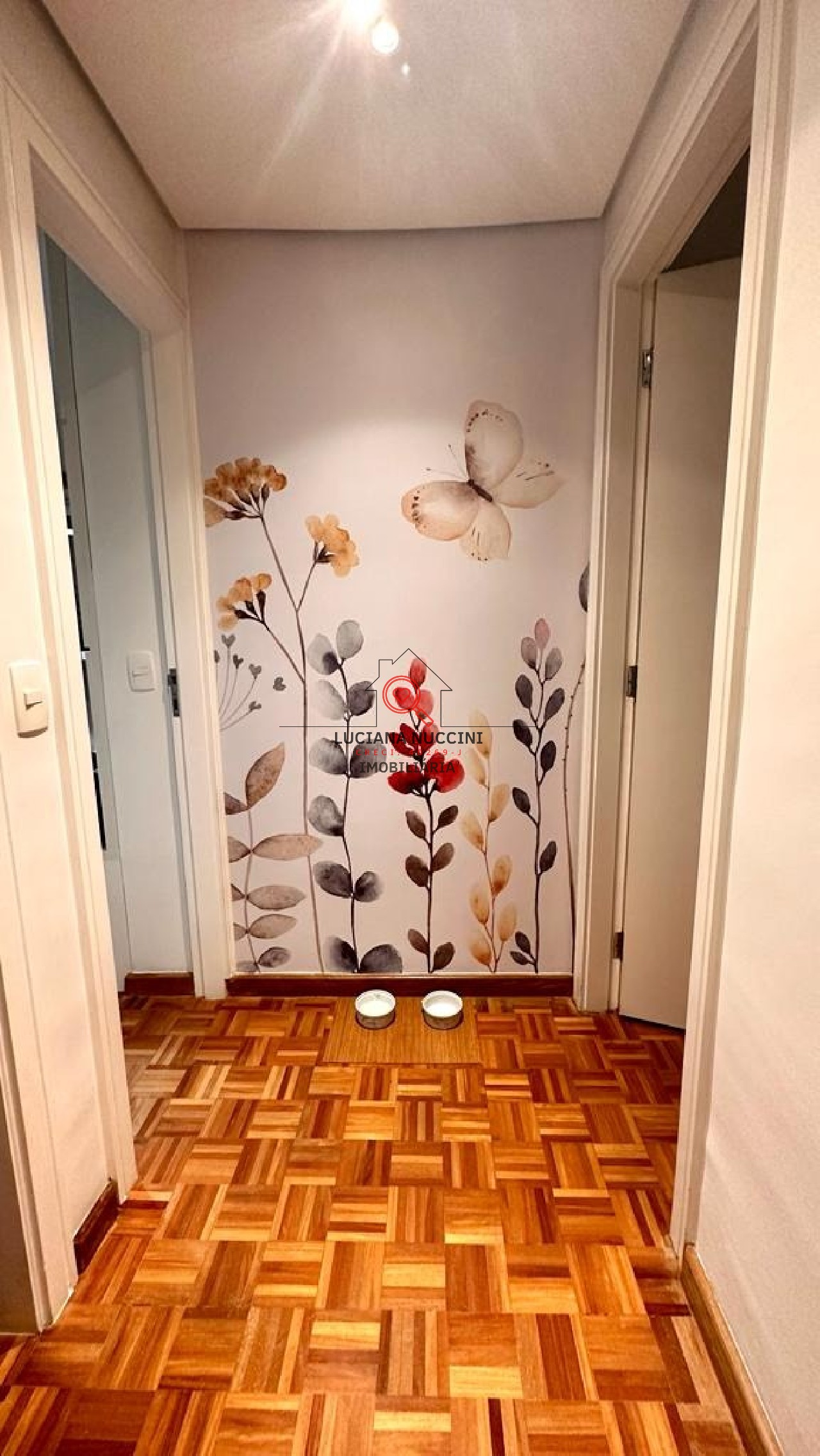 3 quartos, sendo 1 suíte e 1 adaptado para closet/escritório. Reformado recentemente, tudo está em perfeito estado.