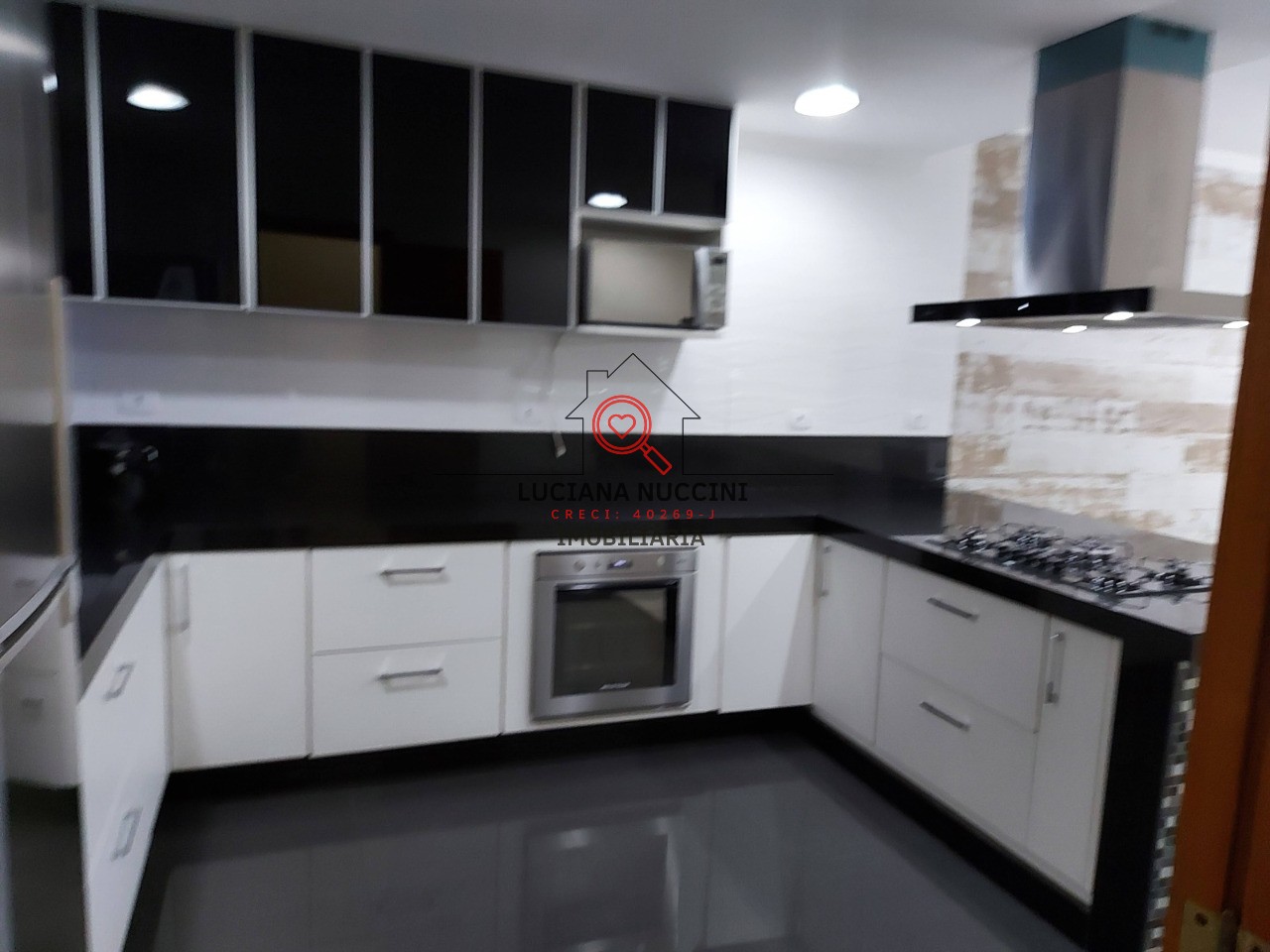 "Sobrado Espaçoso com 3 Quartos, Suíte com Hidromassagem, Cozinha Planejada e 4 Vagas de Carro: Luxo e Conforto em um Só Lugar