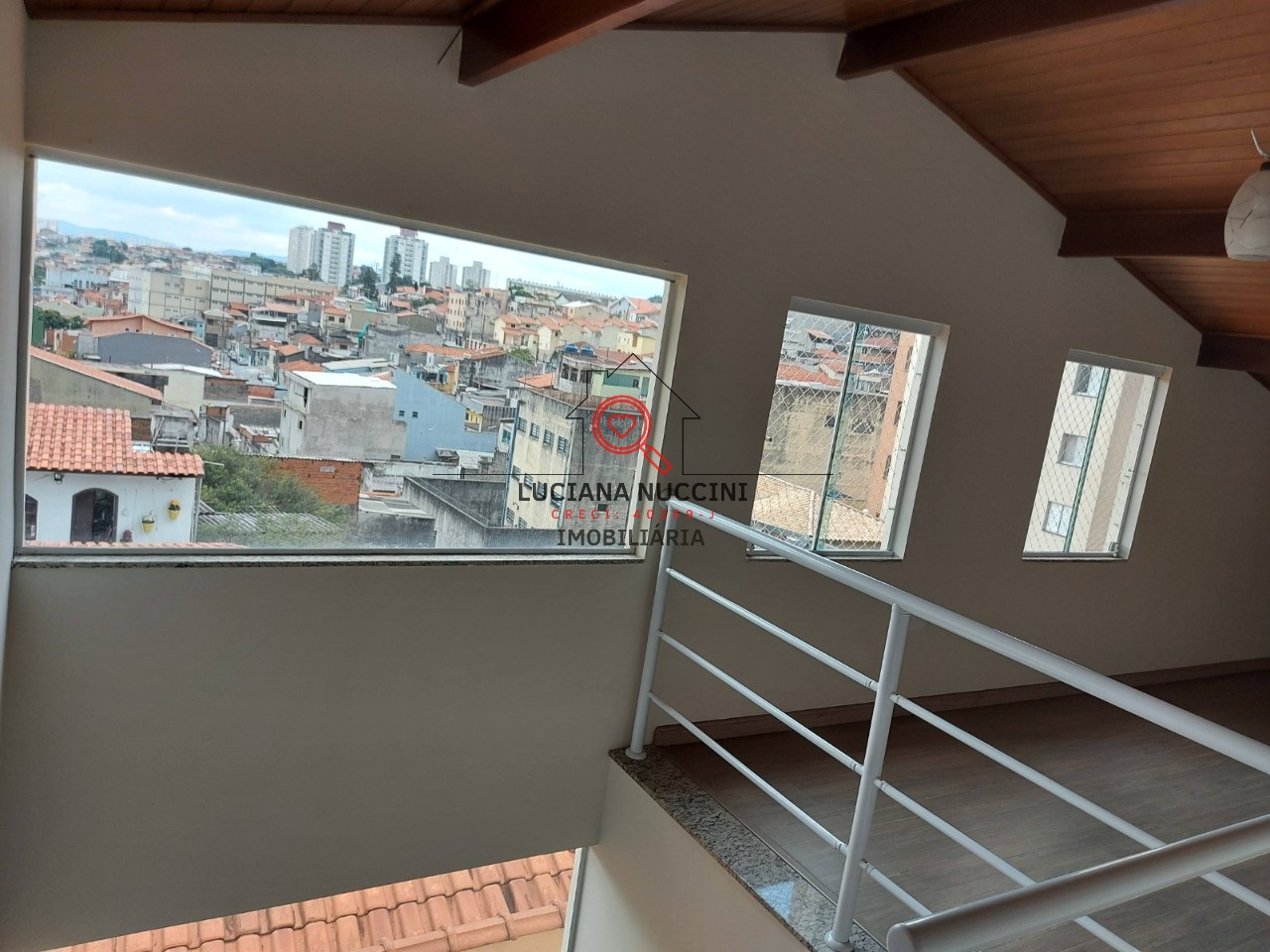 "Sobrado Espaçoso com 3 Quartos, Suíte com Hidromassagem, Cozinha Planejada e 4 Vagas de Carro: Luxo e Conforto em um Só Lugar
