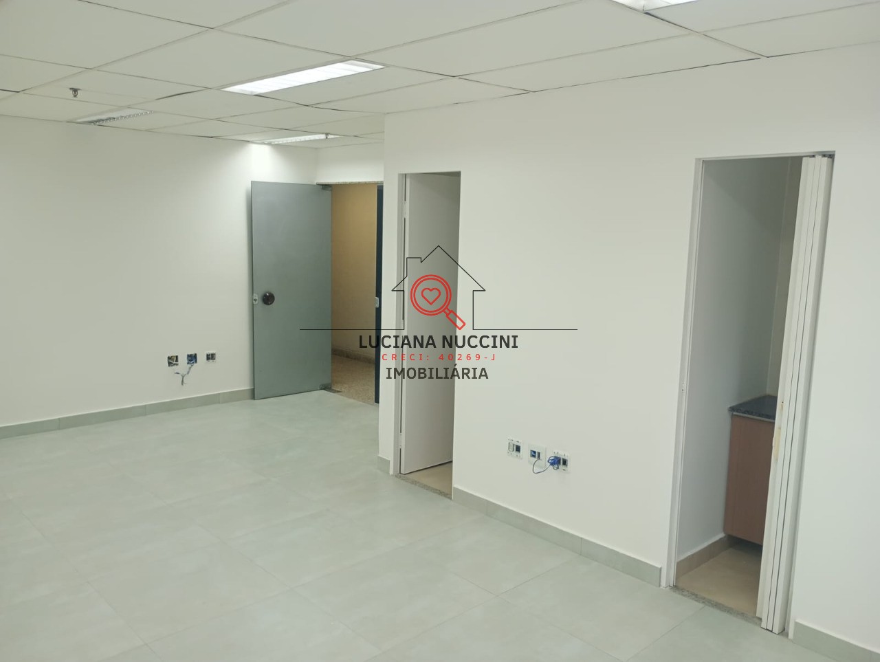 Conjunto Comercial à Venda ou Locação em Moema-SP: 1 Sala, 1 Banheiro, 1 Vaga de Garagem e 81,88 m² de Área.