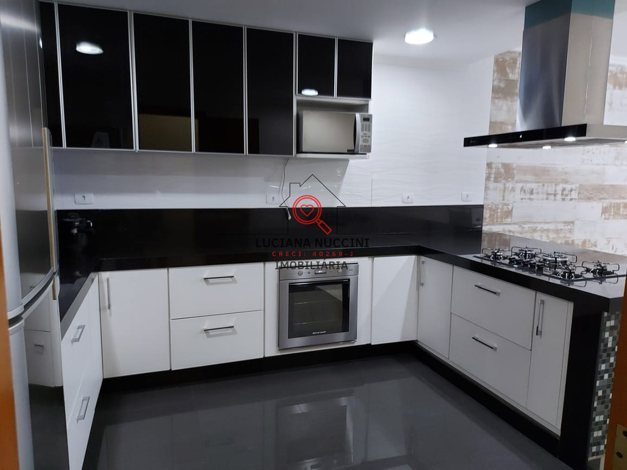 "Sobrado Espaçoso com 3 Quartos, Suíte com Hidromassagem, Cozinha Planejada e 4 Vagas de Carro: Luxo e Conforto em um Só Lugar