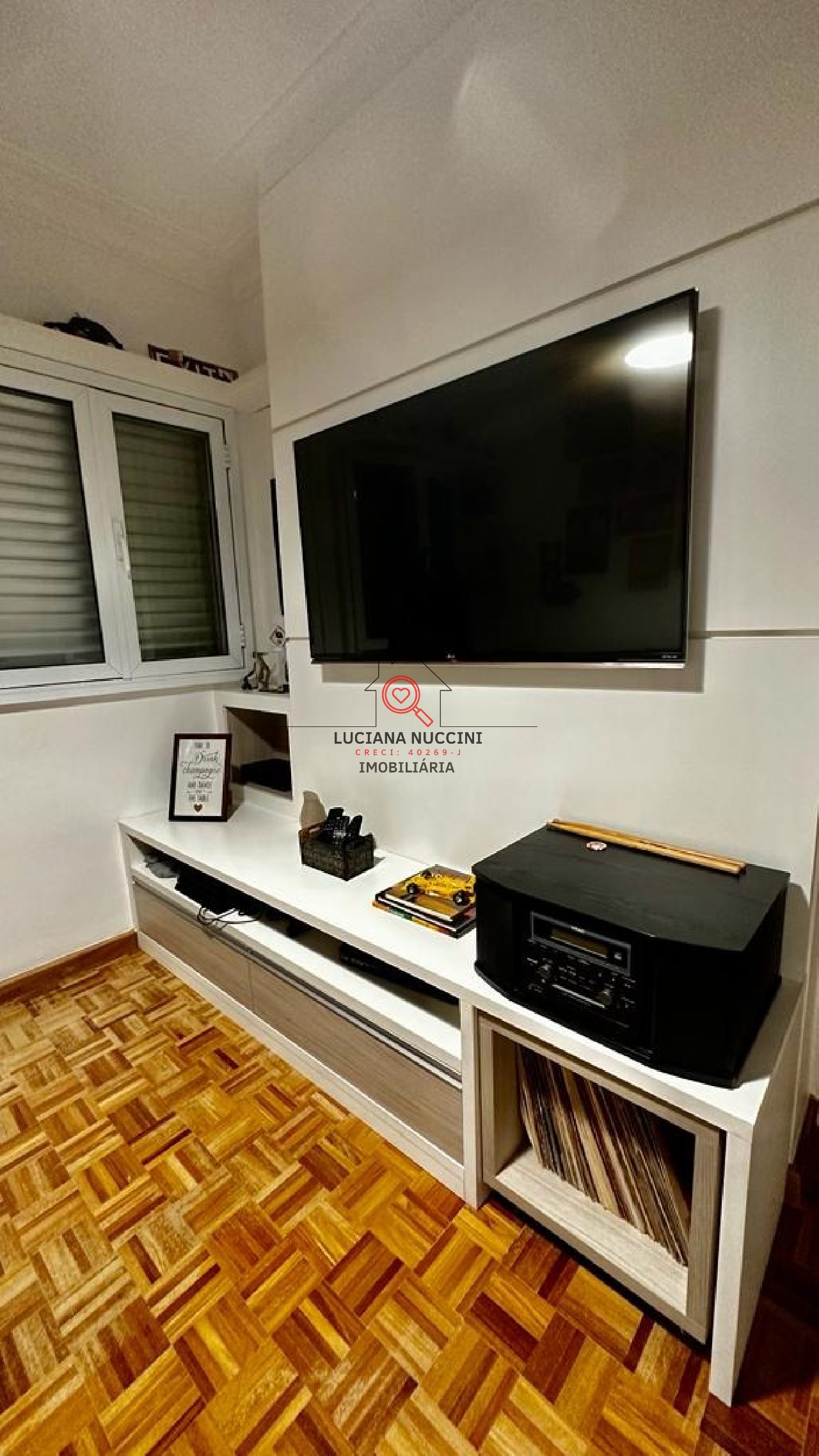 3 quartos, sendo 1 suíte e 1 adaptado para closet/escritório. Reformado recentemente, tudo está em perfeito estado.
