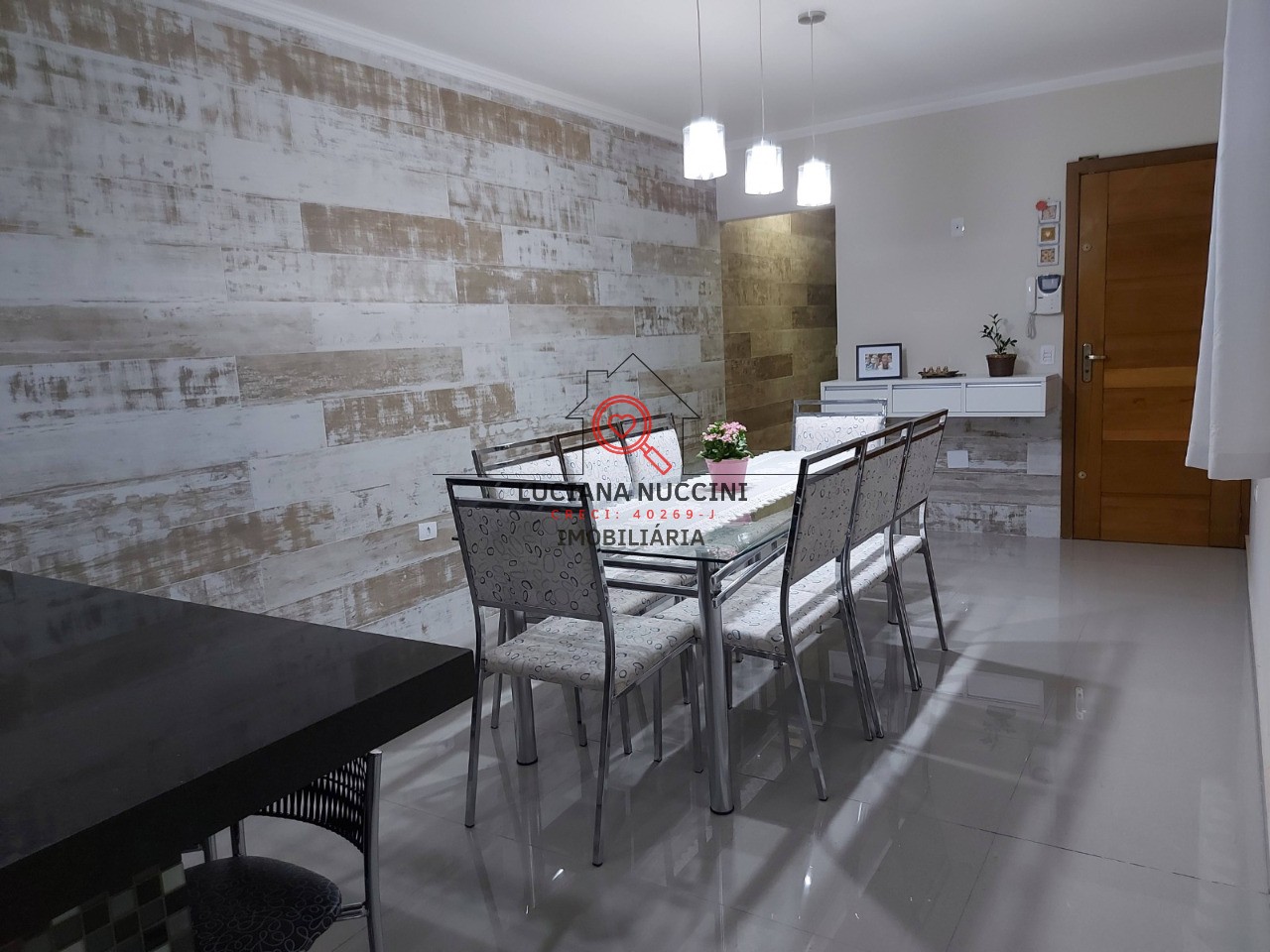 "Sobrado Espaçoso com 3 Quartos, Suíte com Hidromassagem, Cozinha Planejada e 4 Vagas de Carro: Luxo e Conforto em um Só Lugar
